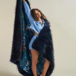 SpiritHoods LLC Nicobar Pigeon Collector Edition Faux Fur Throw